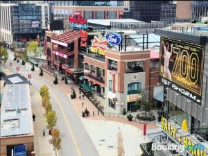 Ballpark Luxury Loft Steps from Arch