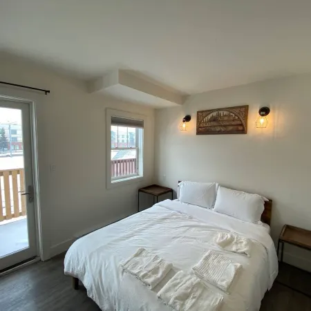 Lovely 1 Bedroom Condo/ Free Parking and Balcony