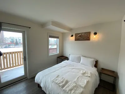 Lovely 1 Bedroom Condo/ Free Parking and Balcony