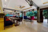 Summit by the Ganges Beach Resort & Spa فنادق في Shivpuri