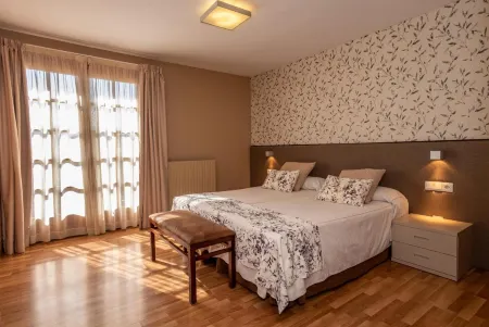 Hotel Esquirol Отели в г. Льивия