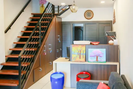 The Metro Pod Backpackers AC Hostel