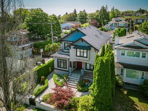 Elegant & Cozy Escape~West Vancouver Serenity