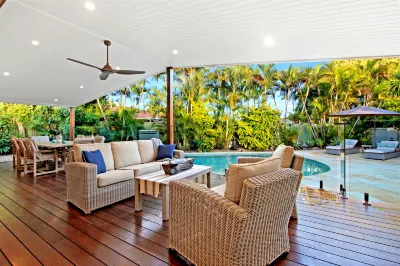Luxico Mermaid Retreat (Heated Pool) Hotels near True Blue Opals and Gems