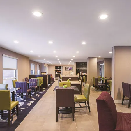 La Quinta Inn & Suites by Wyndham Detroit Utica
