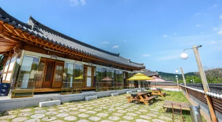 Gyeongju Chilbulam Hanok Pension Отели рядом с достопримечательностью «Namsan Mountain»