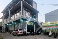 UpCity Express Hotel Semarang by Pillow Hotels near Indomaret Sukun Raya