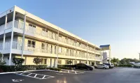 Lantern Inn & Suites - Sarasota Hotels in Whitfield