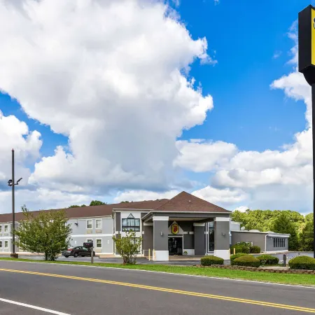 Super 8 by Wyndham Dickson