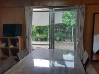 Guest House Hibiscus Hotels in Higashi