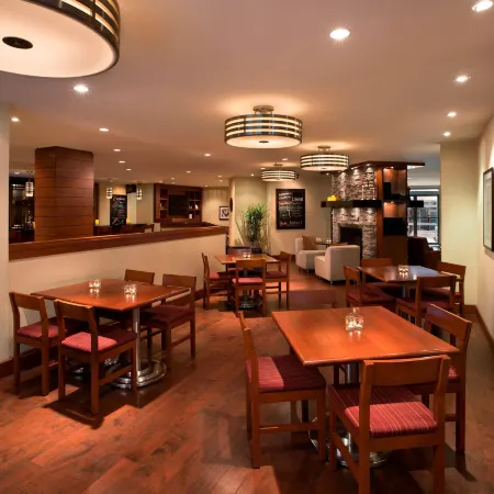 Four Points by Sheraton Hotel & Conference Centre Gatineau-Ottawa Отели рядом с достопримечательностью «Стадион «Реймон Шабо Грант Торнтон Парк»»