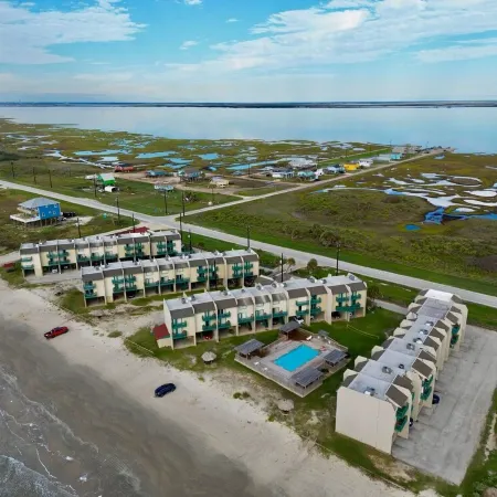 Beachfront One Bedroom Condo with a Pool/2 nights or 7 nights. Pet friendly!