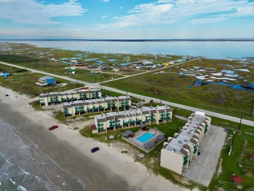 Beachfront One Bedroom Condo with a Pool/2 nights or 7 nights. Pet friendly!