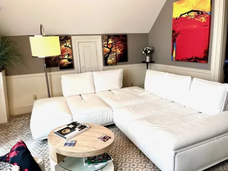 Large Luxury Downtown "Design Studio" One Bedroom Apartment Отели в г. Финдли