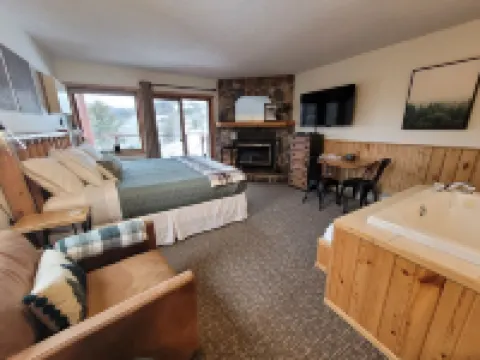 Whirlpool Suite w/ Pool & Hot Tub on Lutsen Mountain Hotels in Lutsen