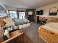 Whirlpool Suite for 2: Lusten Mtn- Pools, Hot Tub, Hiking, & Golf
