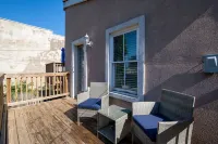 Charming 4 bedroom home just steps to the water! - 방갈로