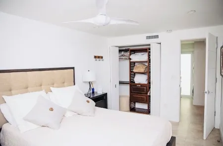 5 star Beachside Home Next to Everything! Patio/Wifi/TVs