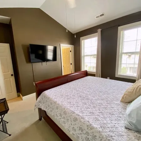 Townhouse in the West End steps from everything! Main St, Falls Park, Baseball