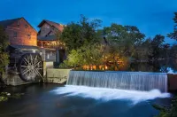 Walk to Downtown Gatlinburg - 4 minute walk - No Parking Hassles - Stunning View - Private Pools