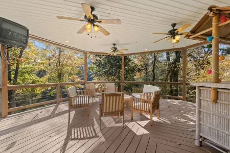 Breathtaking, Wooded River Retreat " Isle Of View"