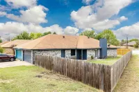 Cozy DFW Duplex, central location, kids, pets