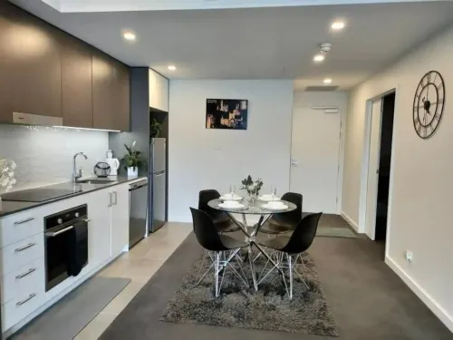 2 B/R modern apartment free parking prime location Canberra