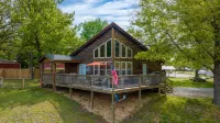 The Cowskin Cabin - Lakeview, great for fishermen, families and friends!