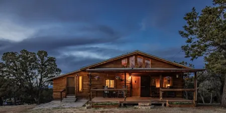 The Four Seasons  - A Getaway to White Sands NP and Cloudcroft, NM w/ Hot Tub!