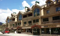 Spacious Unit + Loft, Central Location, Great for Large Families and Groups