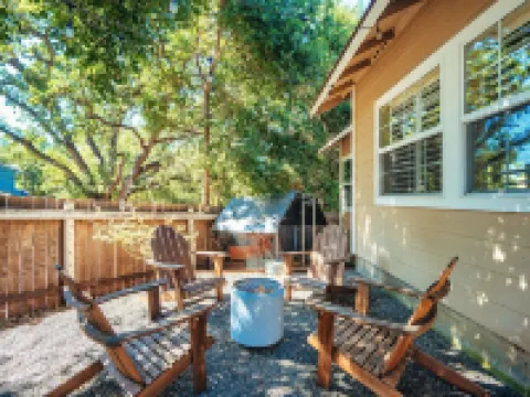 Downtown Retreat w/ Hot Tub and Fire Pit! Hoteles en Templeton