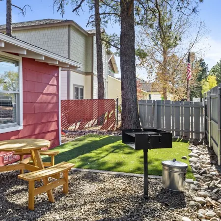 Downtown Strawberry Bungalow w/AC, Fenced Yard, W/D, 3 Smart TVs, Speedy Wi-Fi