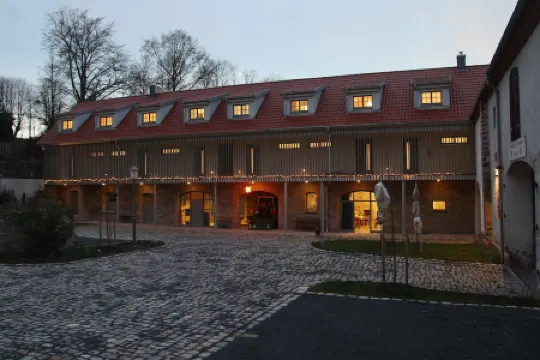 Helle Dachgeschoßwohnung mit Kamin Отели в г. Заале-Орла