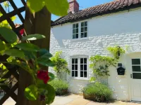 Dog-Friendly 17th-Century Cottage with Private Hot Tub in Yorkshire
