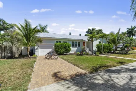 Boho Chic~ A perfect family vacation home, minutes from Sanibel Island Отели в г. Форт Майерс