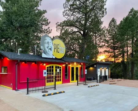 Family-sized, quaint cabin on the edge of the US Forest Отели в г. Строберри