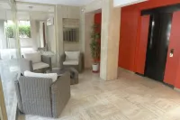 Studio 100 meters from the Croisette and beaches.