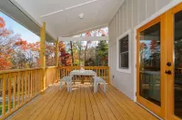 Epic Views! Immaculate Modern Cabin Just 10 Min. From Downtown!