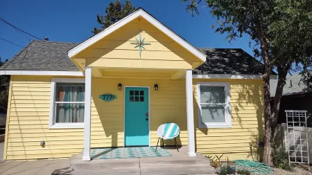 Atomic Star Cottage Klamath Lake Hiking Trails Museums Crater Lake Lava Beds Отели рядом с достопримечательностью «Train Mountain Railroad Museum»