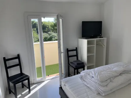 House with large wooded grounds Отели в г. Мерендоль