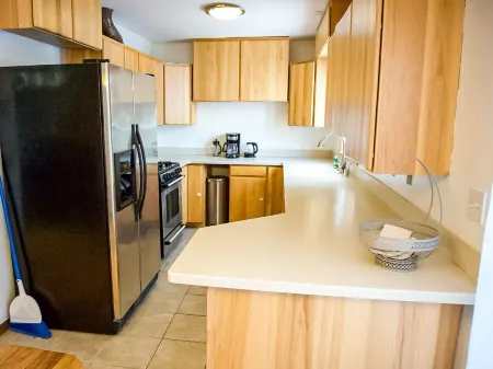 Entire Townhome! near airport, restaurants, and trails! Small back yard!