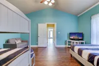 LAKE LIFE right on Lake Hamilton. 5 miles from Oaklawn Racing and Casino