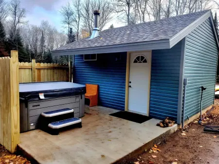 Cozy Northwoods Mini Cabin..... SAUNA/HOT TUB ATV/SNOWMOBILE TRAILS Отели в г. Блэкуэлл