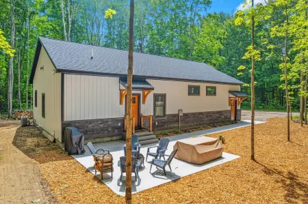 Centrally located newly built barndo, AC & WIFI Отели в г. Hayes Township