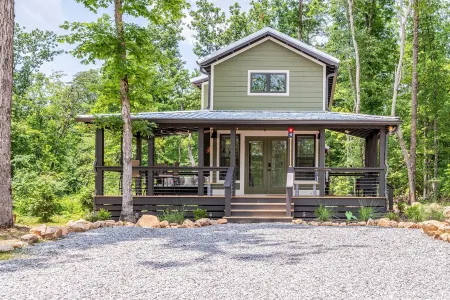 Lulu's Place - A Lakeside Tiny Home in Tennessee
