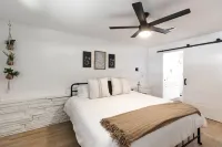 Blue Haven | NEW | Sleeps 8 | Downtown Georgetown
