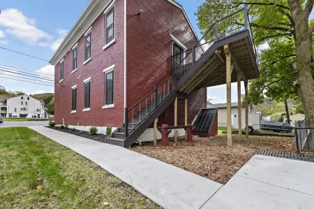 River view in Port Clinton! Minutes to Cabelas & Hawk Mountain!