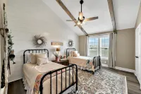 Farmhouse Charm - Waco/Magnolia/Baylor Hotels near Lake Shore Baptist Church