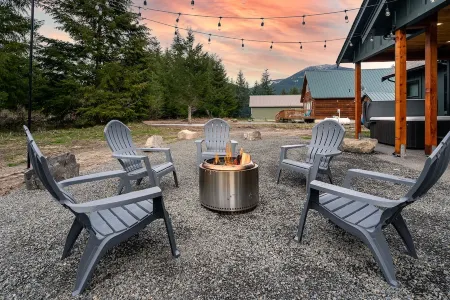 The Retreat-Brand New 5 Bedroom Custom Home-Mt. Rainier - Hot Tub Отели рядом с достопримечательностью «La Wis Wis Campground»