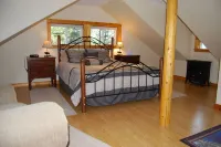 Peaceful, Private Cabin overlooking the Clearwater River. Dbl occ rates